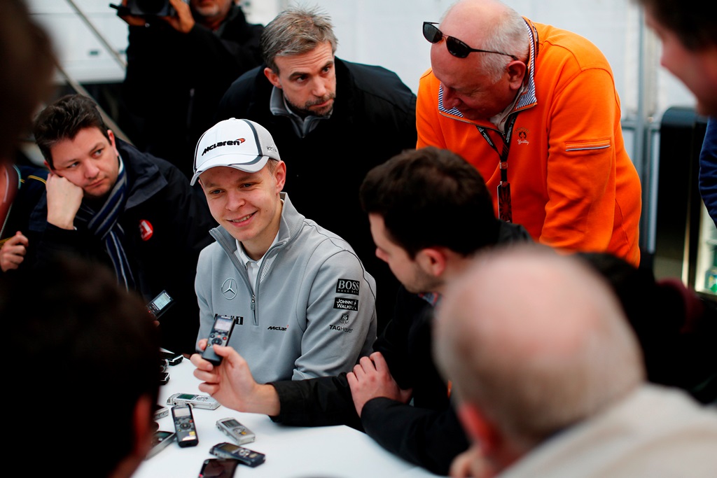 Ikke overraskende blev Kevin Magnussen centrum for mange interviews
(Foto: McLaren Media)